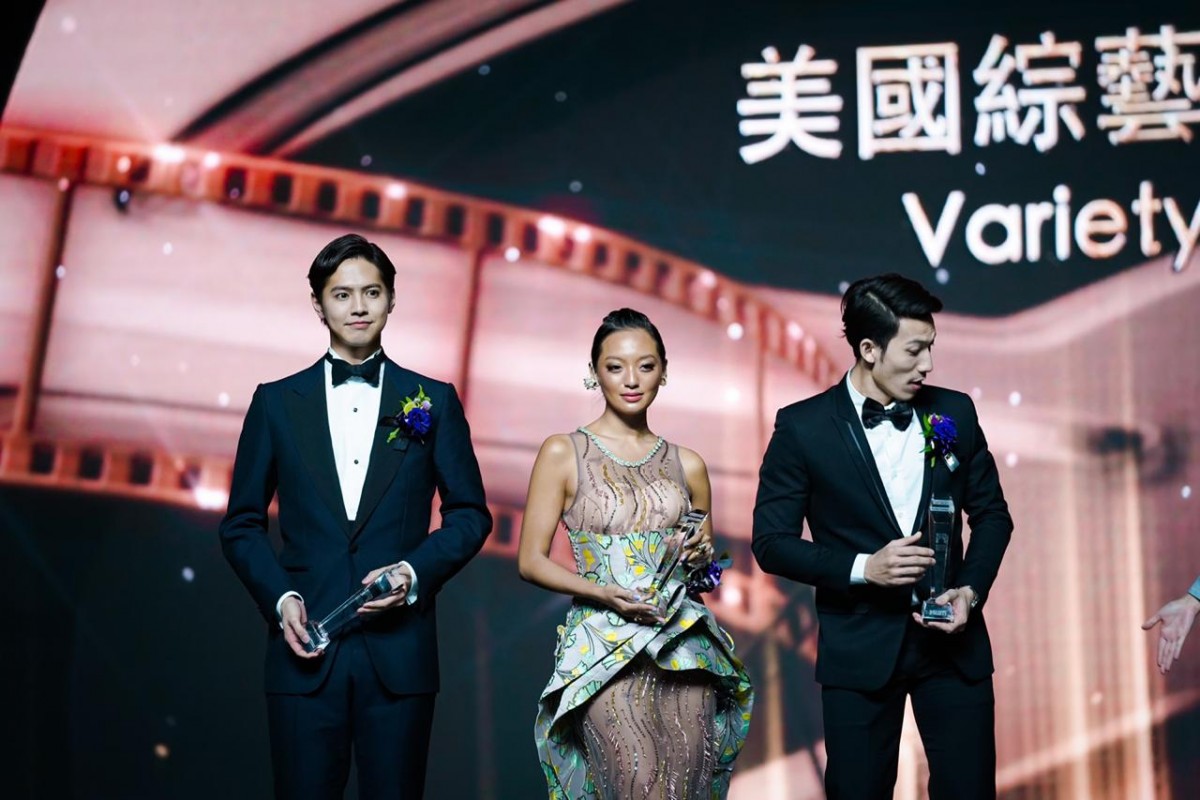 Asmara Abigail mengenakan gaun, diapit oleh 2 artis pria Asia lainnya, dalam acara IFFAM 2019.